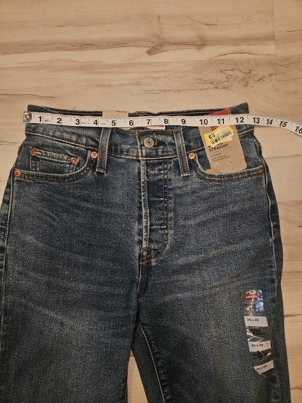 NWT Levi’s Women’s Straight Leg Jeans Medium Wash Button Fly 26x28 - Picture 2 of 8
